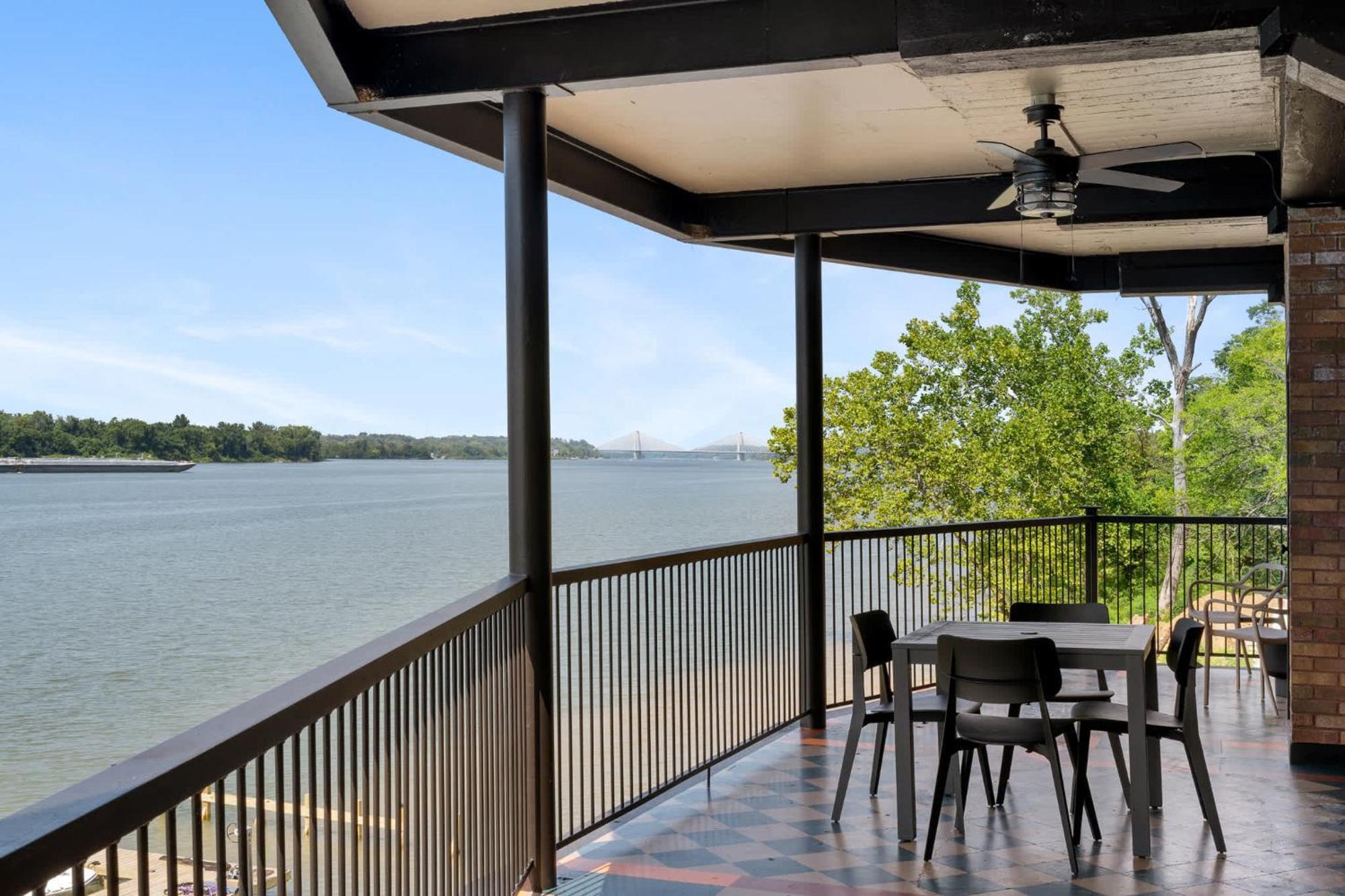 Elegant Riverside Escape Historic Charm & Views Holiday home Louisville