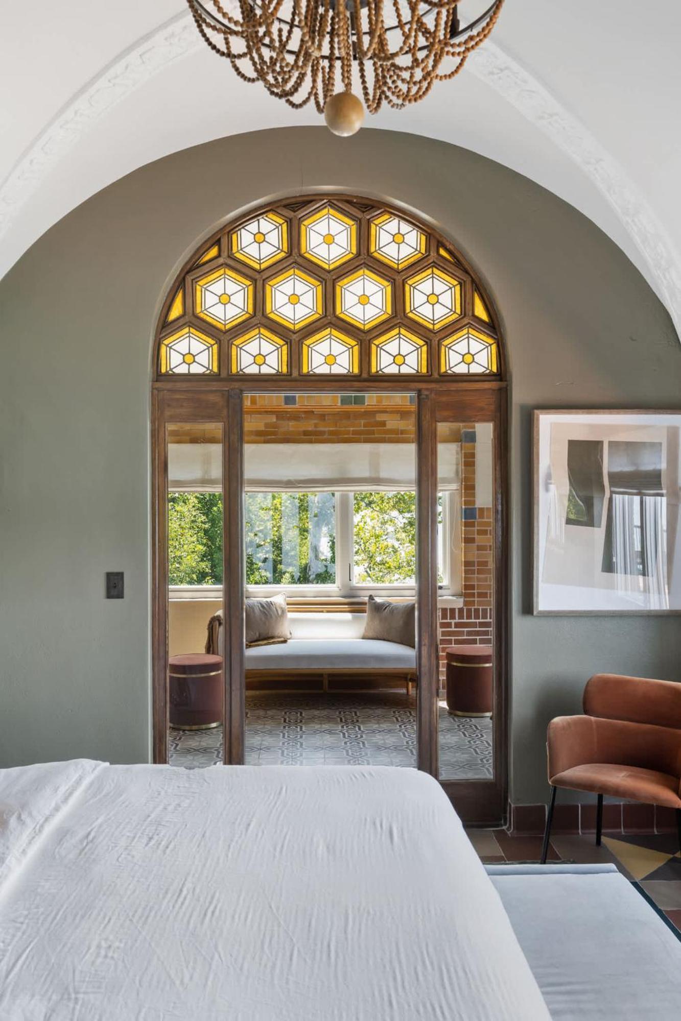 Elegant Riverside Escape Historic Charm & Views *