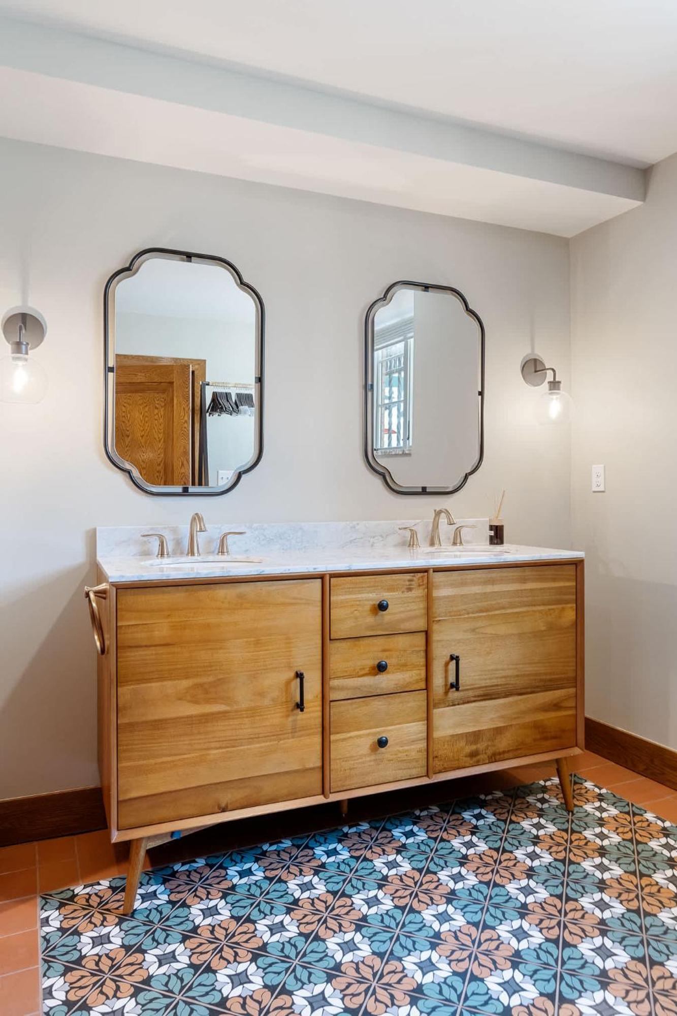 Elegant Riverside Escape Historic Charm & Views