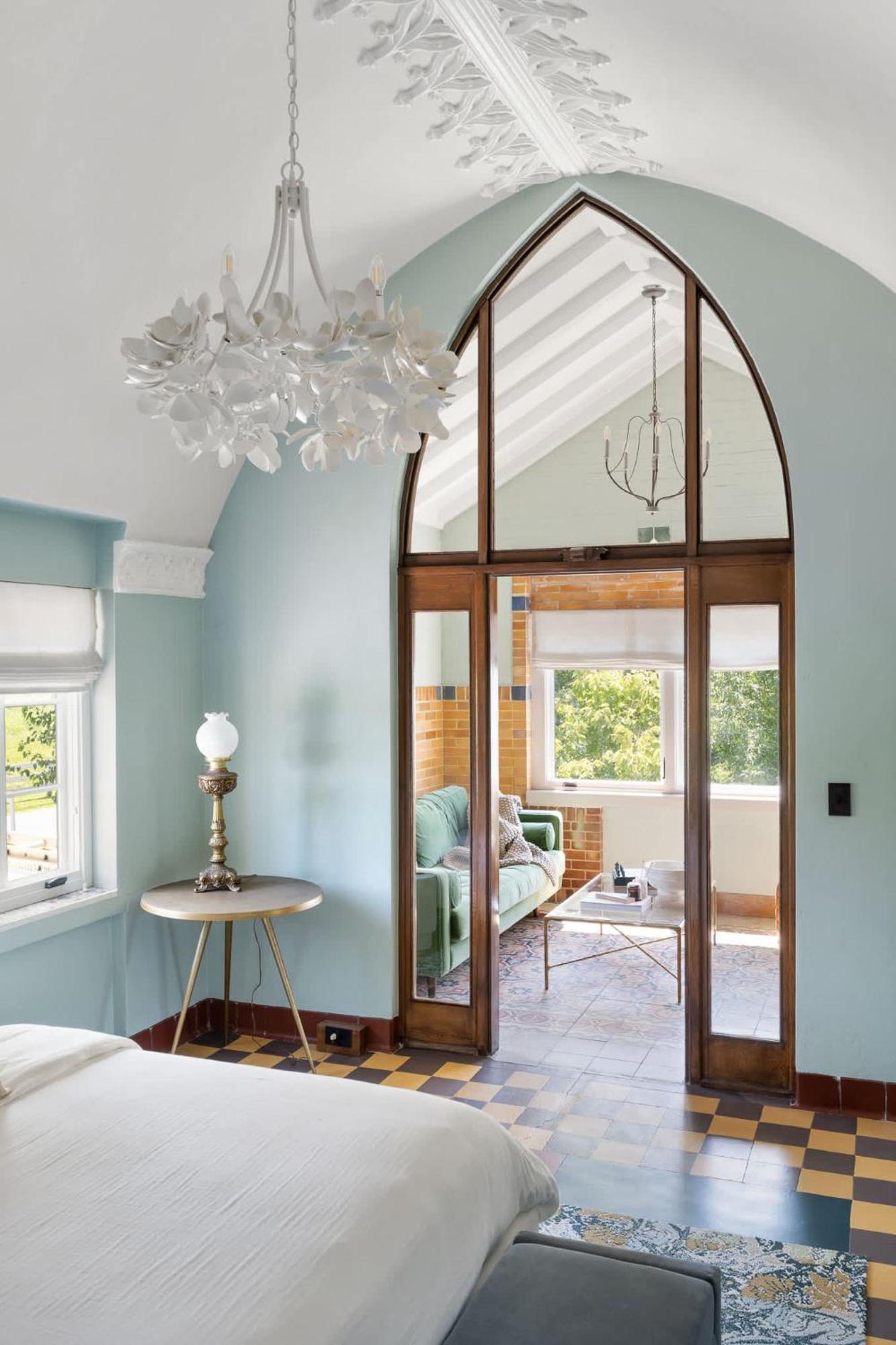 Elegant Riverside Escape Historic Charm & Views Holiday home
