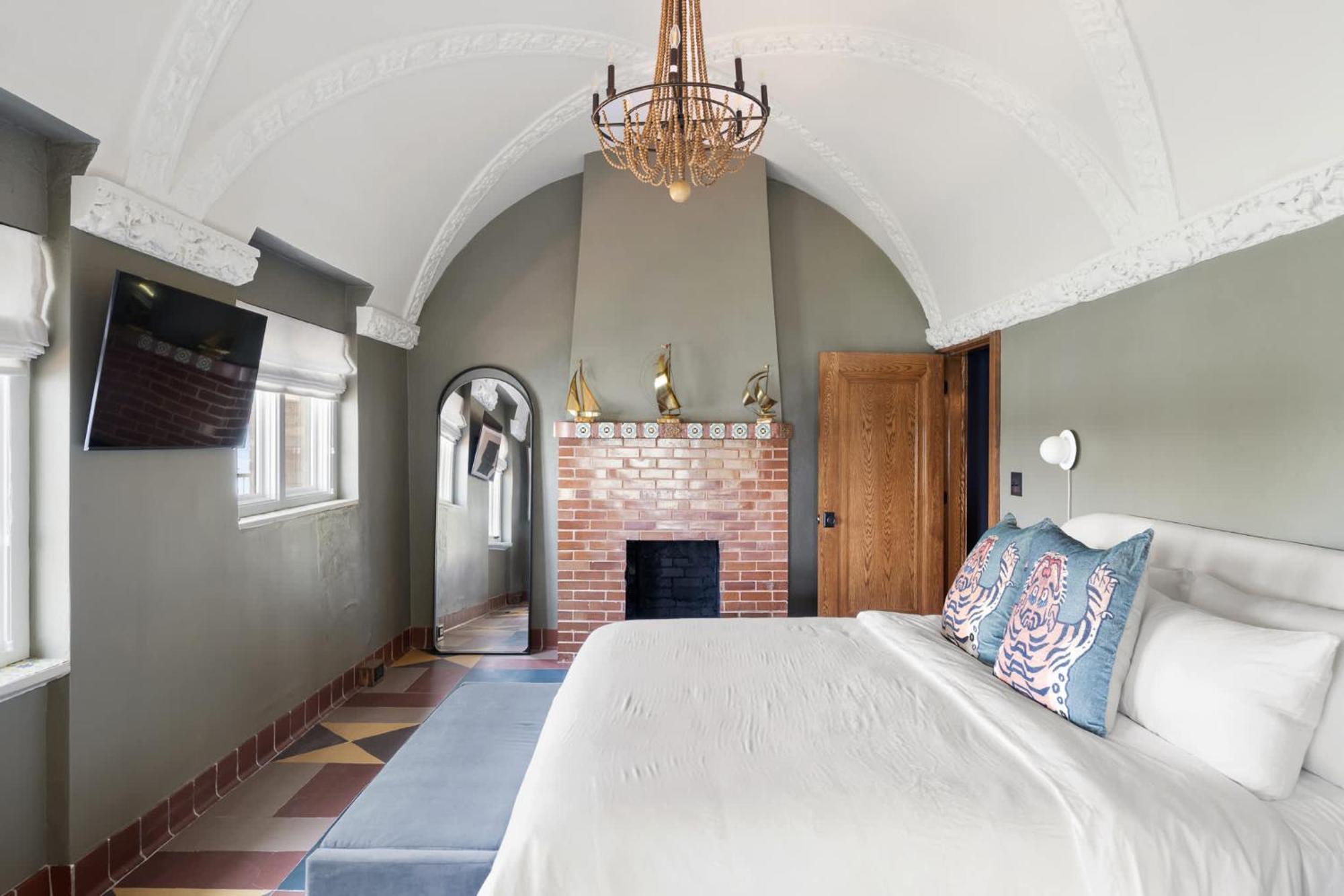 Elegant Riverside Escape Historic Charm & Views Holiday home *