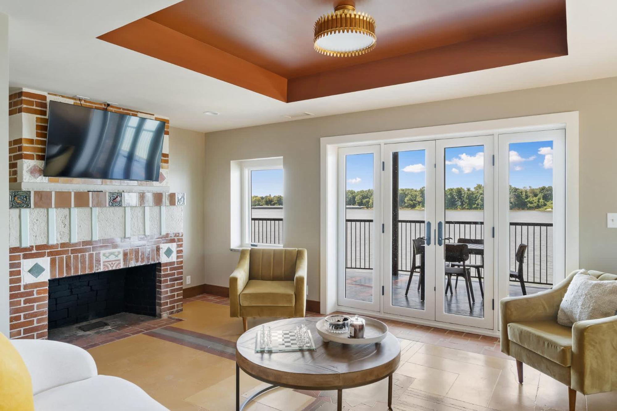 Elegant Riverside Escape Historic Charm & Views Holiday home