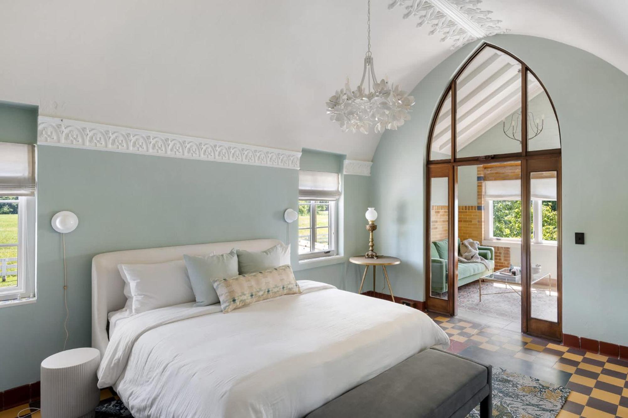 Elegant Riverside Escape Historic Charm & Views Louisville