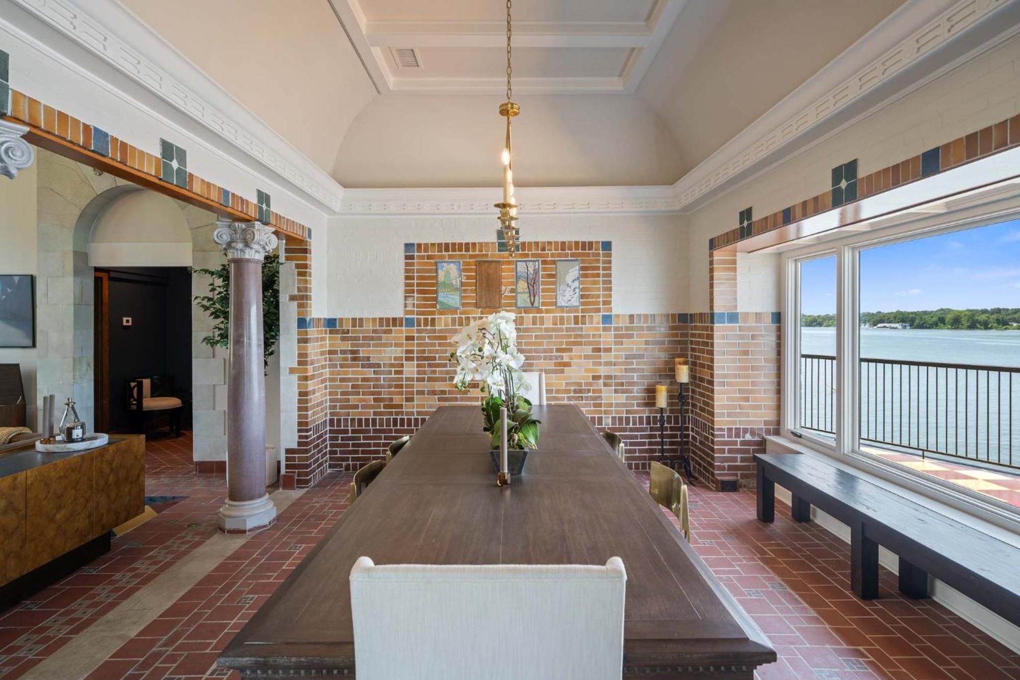 Elegant Riverside Escape Historic Charm & Views Holiday home *