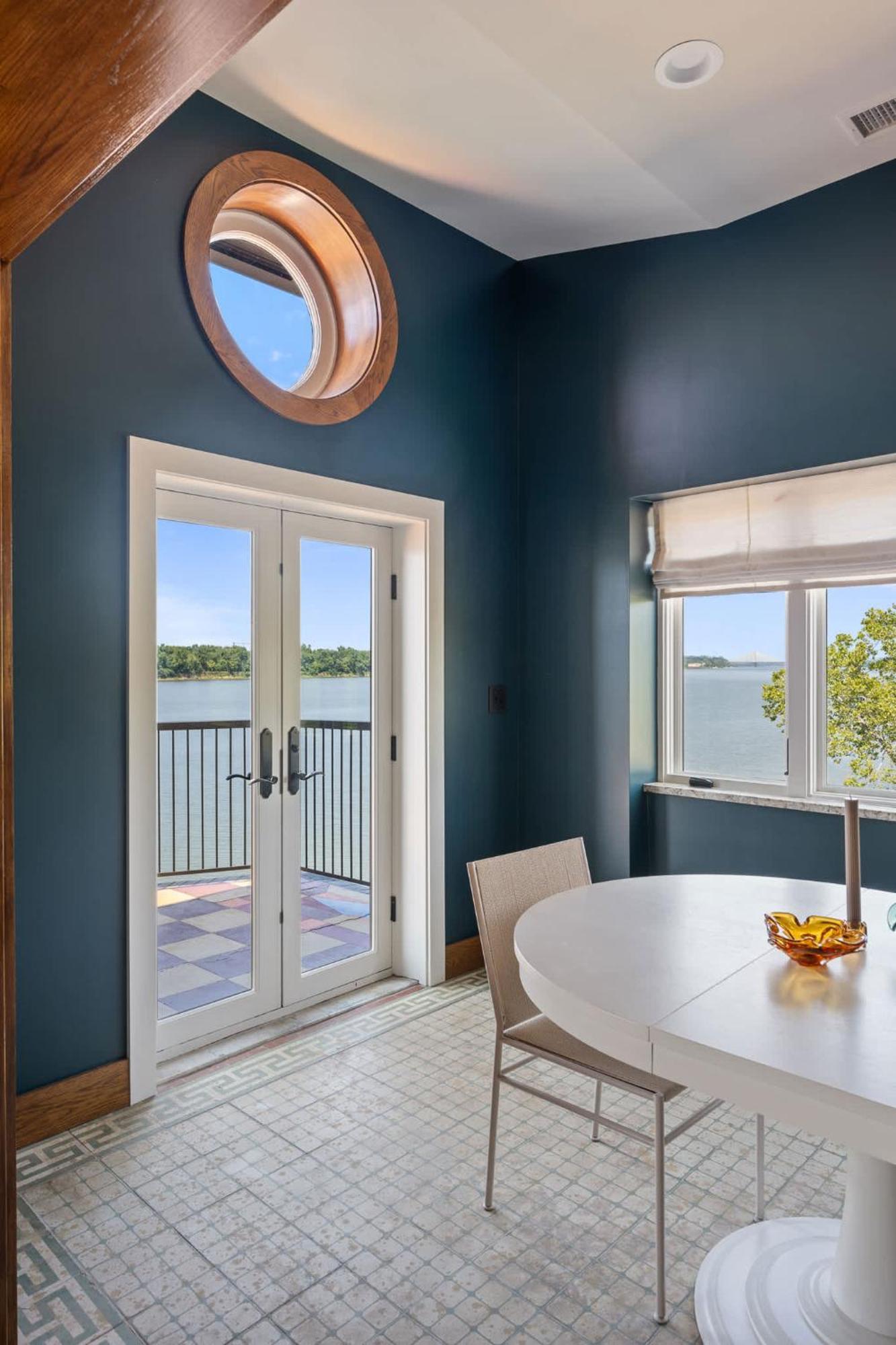 Elegant Riverside Escape Historic Charm & Views Holiday home Louisville