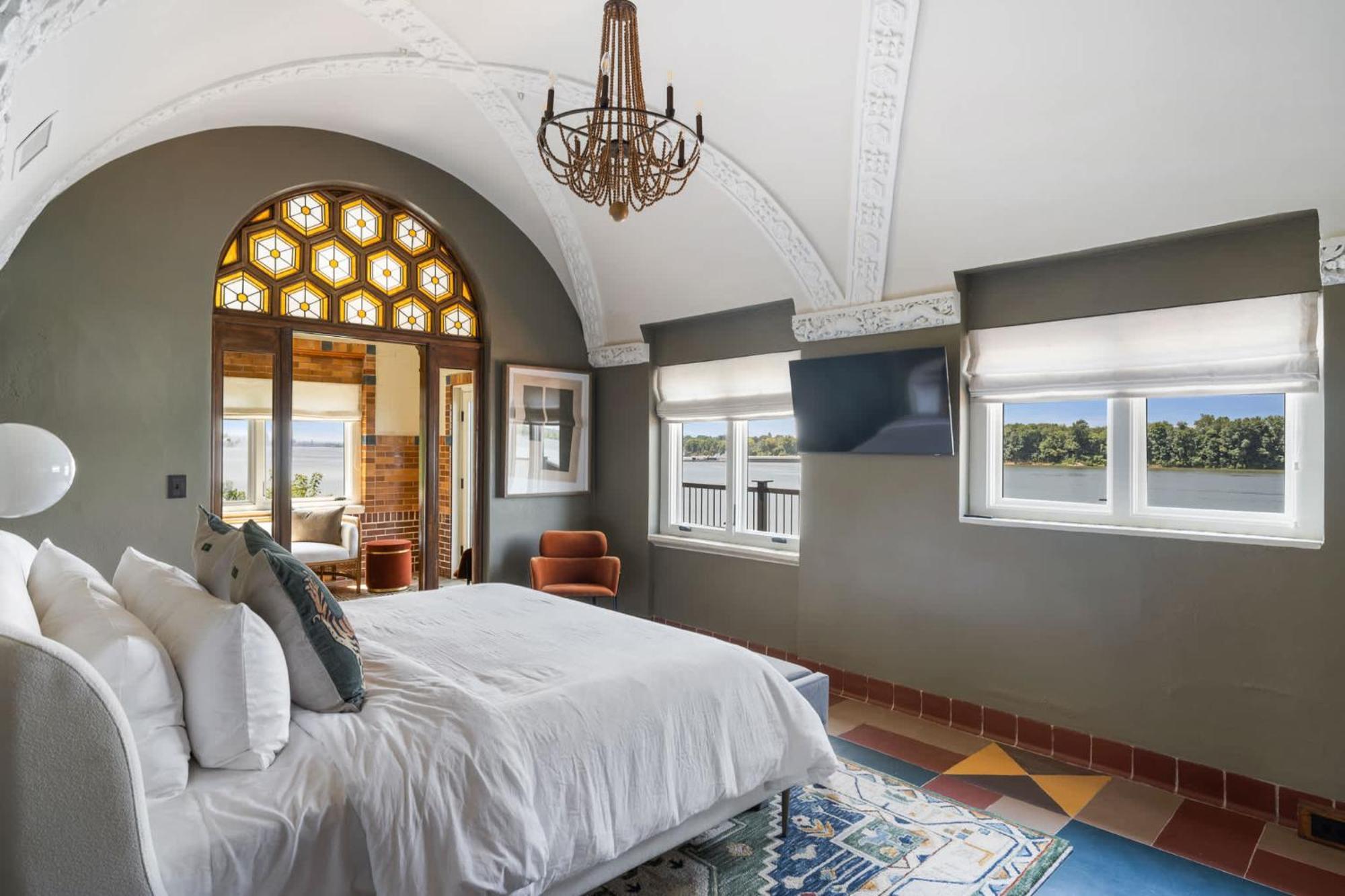 Elegant Riverside Escape Historic Charm & Views * Louisville