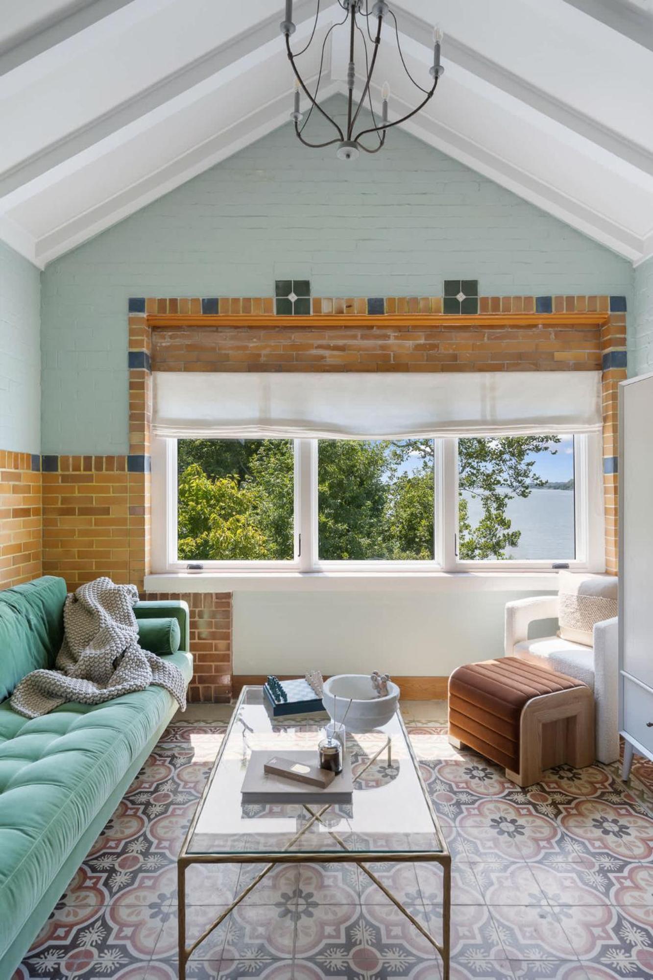 Elegant Riverside Escape Historic Charm & Views *