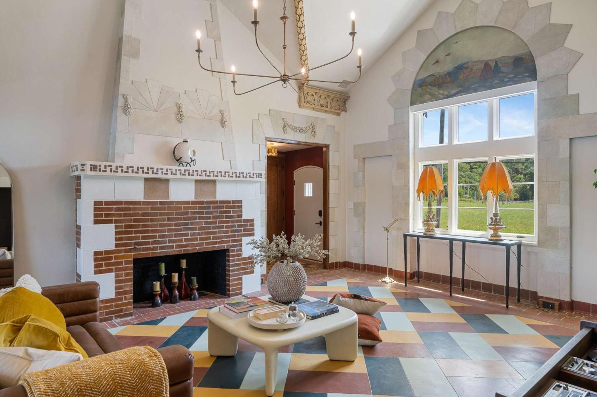 Elegant Riverside Escape Historic Charm & Views Holiday home